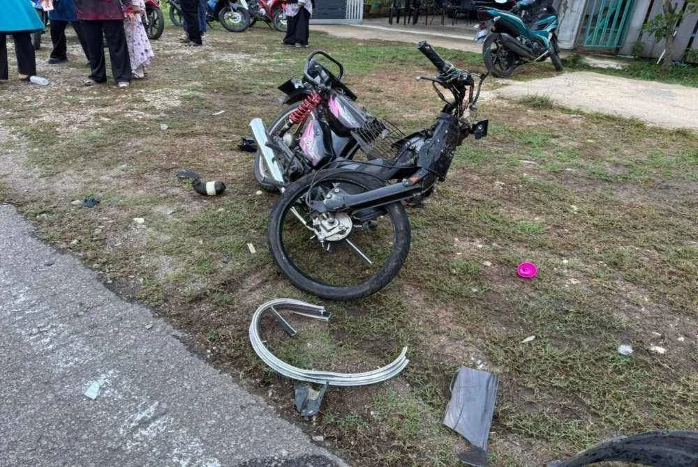 Motosikal yang dinaiki penunggang dan pembonceng yang maut dalam kemalangan di Jalan Padang Sanai. FOTO POLIS