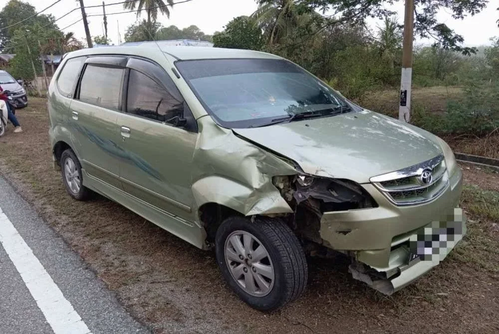 Keadaan MPV selepas terlibat kemalangan. FOTO POLIS