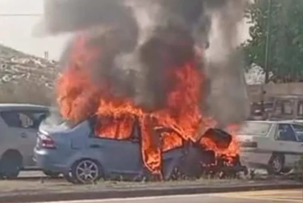 Proton Saga FLX terbakar dalam kemalangan babit lima kenderaan pada Selasa.