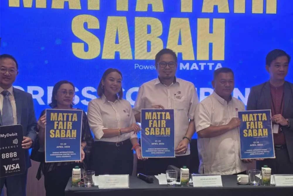 Mohd Azlan (tiga dari kanan) menunjukkan poster MATTA Fair Sabah yang akan berlangsung bermula 17 April ini di SICC, Kota Kinabalu.