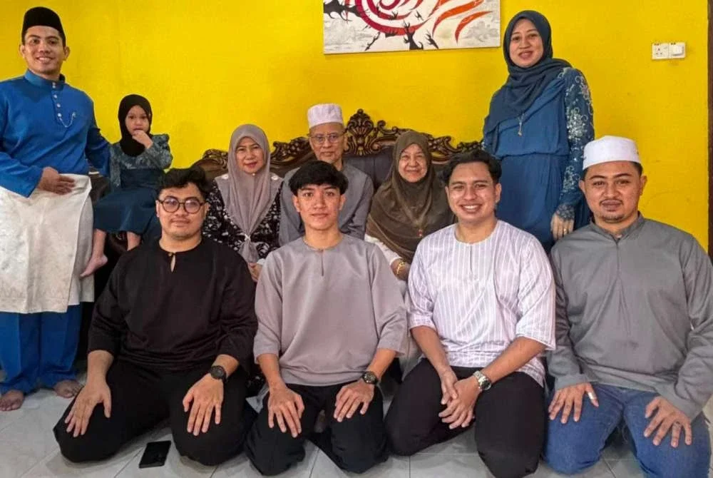 Gambar terakhir Allahyarham Azman bersama keluarga pada Aidilfitri lalu selepas tahap kesihatan arwah berada dalam keadaan baik empat hari sebelum hari raya.