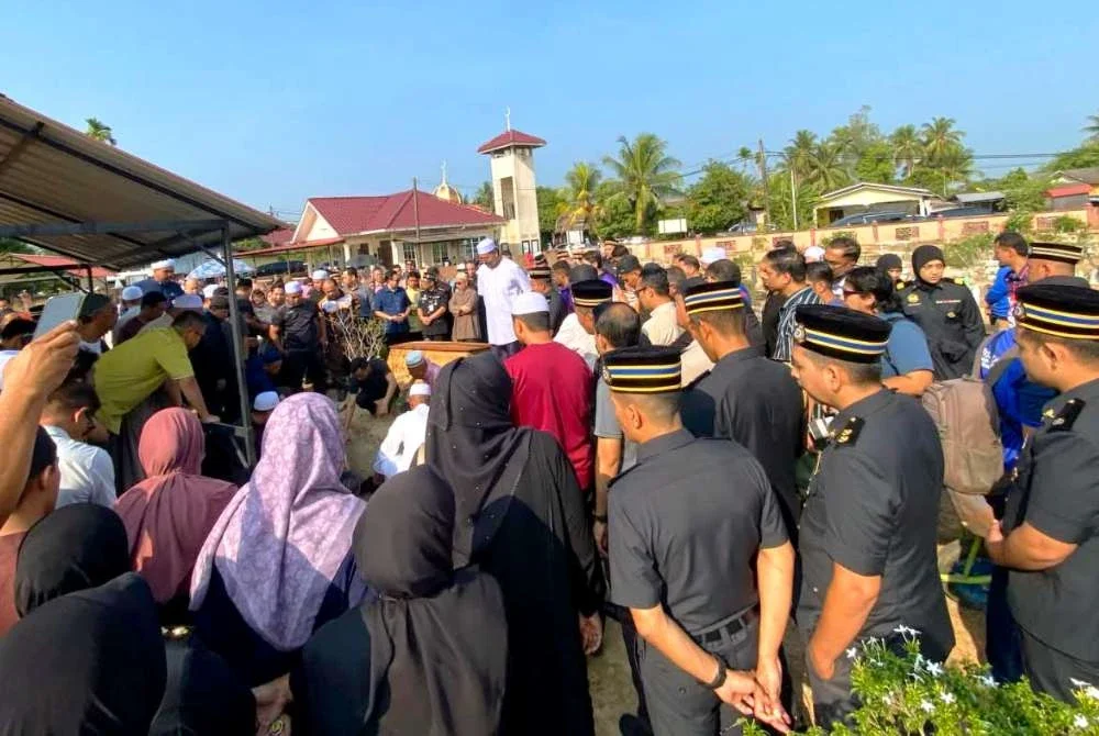 Solat jenazah Allahyarham Azman terpaksa dilakukan sebanyak tiga kali kerana kehadiran orang yang terlalu ramai.