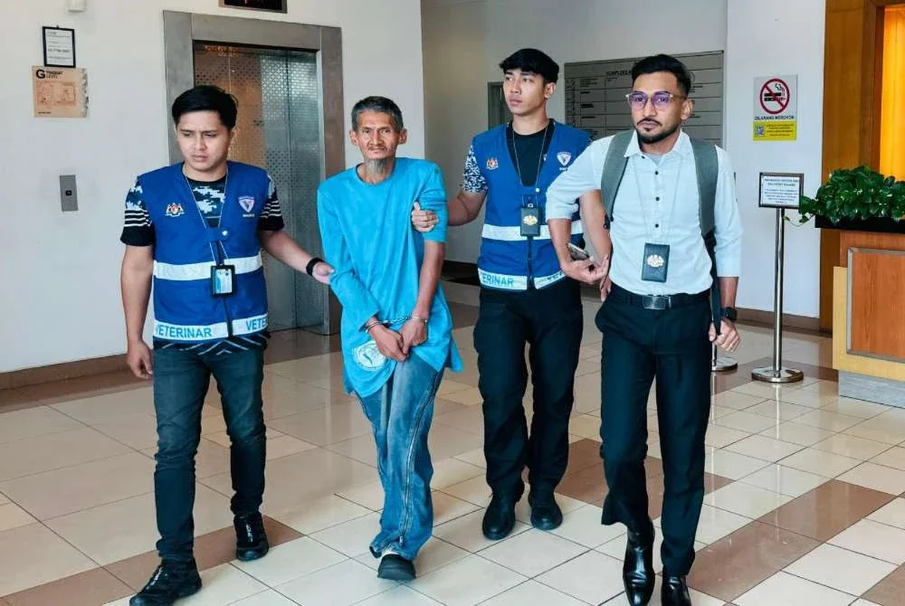 Teck Hooi (dua dari kiri) menangis teresak-esak apabila dihukum penjara selama enam bulan selepas gagal membayar denda RM60,000 di Mahkamah Sesyen di sini pada Selasa.
