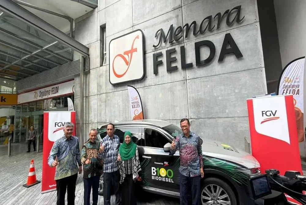 Ahmad Shabery (kanan) bersama kenderaan milik Felda yang menggunakan B100 sekali gus membuktikan keupayaan bahan api berkenaan.