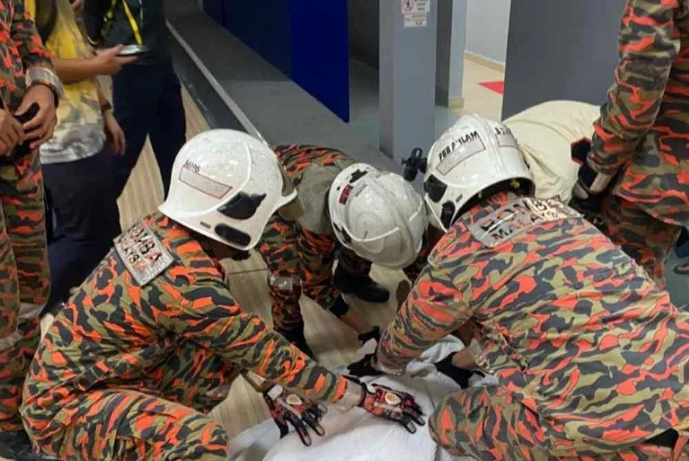 Seorang pekerja di pusat boling di Tanjong Malim sempat mengadu mengalami sakit kepala kepada isterinya sebelum ditemukan meninggal dunia di dalam sebuah bilik stor.