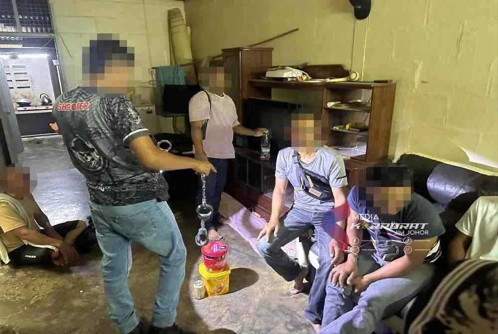 Pegawai JIM Johor melakukan pemeriksaan di premis kediaman bagi membanteras aktiviti PATI di Mersing.