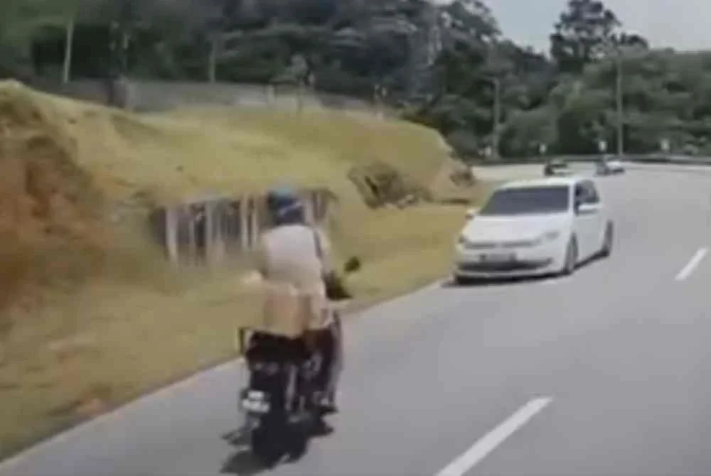 Polis sedang mengesan seorang lelaki yang tular menunggang motosikal melawan arus sebelum bergesel dengan sebuah kereta di kilometer 34 Lebuhraya Karak.