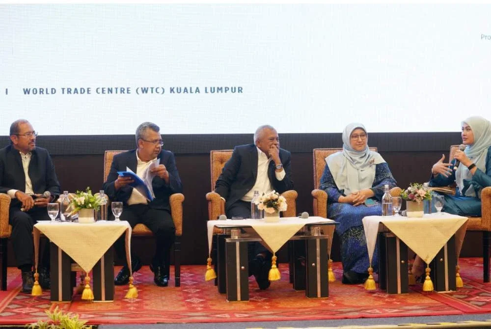 Young Syefura (kanan) antara panelis yang hadir dalam Wacana Ilmiah Perdana di WTC, Kuala Lumpur pada Selasa. Foto Sinar Harian/Rosli Talib