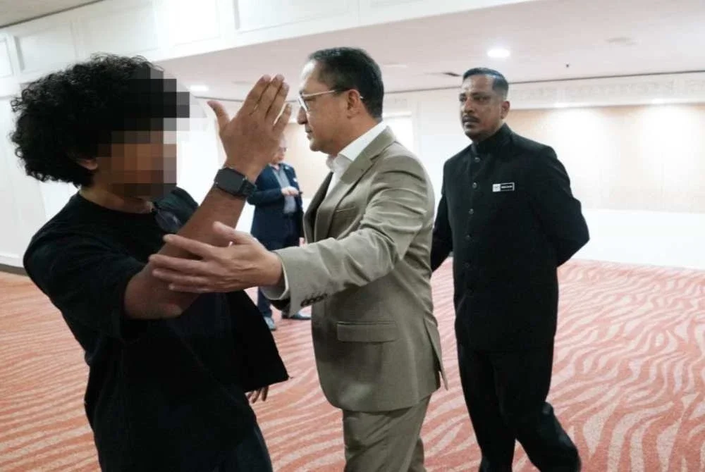 Antara insiden kekecohan dilakukan individu semasa Azam sedang berucap pada pembukaan Wacana Ilmiah Perdana di WTC, Kuala Lumpur pada Selasa. Foto Sinar Harian/Rosli Talib