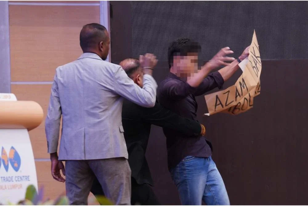 Antara insiden kekecohan dilakukan individu semasa Azam sedang berucap pada pembukaan Wacana Ilmiah Perdana di WTC, Kuala Lumpur pada Selasa. Foto Sinar Harian/Rosli Talib
