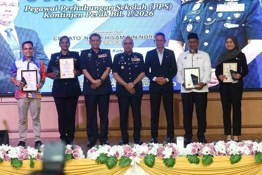 Noor Hisam (tengah) ketika hadir menyempurnakan majlis penutup Seminar Pemerkasaan Pegawai Perhubungan Sekolah (PPS) Kontinjen Perak di Dewan Bankuet Kompleks Kementerian Dalam Negeri (KDN), Bandar Meru Raya pada Selasa.
