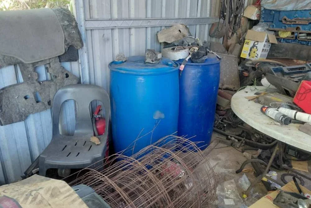Serbuan sebuah stor simpanan menemukan dua tong yang mengandungi 400 liter diesel.