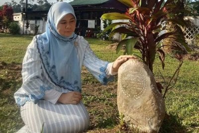 Shahiella menziarahi pusara ibunya yang meninggal dunia pada 7 Disember 2024.