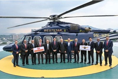 Ketua Pegawai Kewangan The Weststar Group, Mohd Wazeer Nawawi (tiga dari kiri) bersama Ketua Liputan Perbankan Borong, Korporat Besar 5 AmBank Group, William Koh (empat dari kiri) ketika sesi bergambar di helipad selepas majlis menandatangani kemudahan pembiayaan bernilai RM2 bilion antara AmBank Group dan Weststar Aviation Services di Weststar Ampang. Foto Bernama