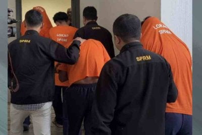 SPRM Kelantan menahan reman empat anggota polis disyaki meminta dan menerima rasuah kira-kira RM12,000. Foto: SPRM