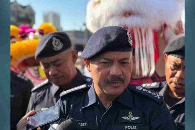 Azizee (tengah) berkata pihak polis telah menahan dua lelaki tempatan yang disyaki terlibat bagi membantu siasatan lanjut.