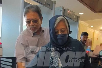 Asnida yang memakai baju dan berselendang biru gelap, tiba jam 8.40 pagi dengan diiringi beberapa individu.
