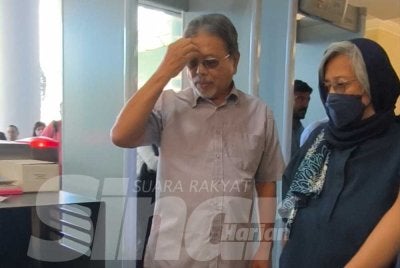 Asnida (kanan) mengaku tidak bersalah di Mahkamah Sesyen Kuala Lumpur atas pertuduhan gagal mengisytiharkan harta melibatkan lima syarikat.