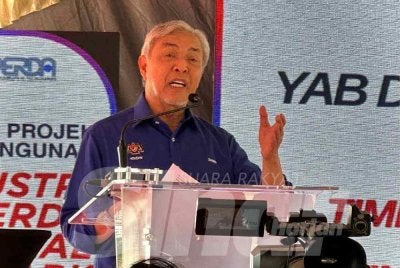 Ahmad Zahid ketika berucap pada Majlis Pecah Tanah Projek Pembangunan Industri Perda Halal Park di Perda Food Park, Kubang Menerong hari ini. 