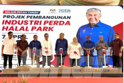 Ahmad Zahid (tengah) menyempurnakan Majlis Pecah Tanah Projek Pembangunan Industri- Perda Halal Park di Perda Food Park, Kubang Menerong pada Selasa.