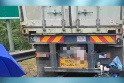 Dua rakan kemalangan, salah seorang maut selepas melanggar lori rosak di bahu jalan dalam kejadian di Kilometer 216 Lebuhraya PLUS arah selatan pada Isnin.