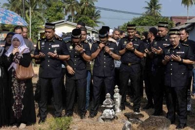 Ahli keluarga dan kenalan hadir pada pengebumian Jenazah Pengarah Kementerian Perdagangan Dalam Negeri dan Kos Sara Hidup (KPDN) Kelantan, Azman Ismail yang meninggal dunia akibat kanser usus awal pagi tadi, di Tanah Perkuburan Kampung Kuin, pada Selasa. Foto Bernama 