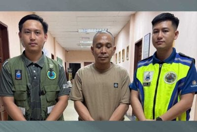Tertuduh (tengah) dijatuhkan hukuman penjara di Mahkamah Tawau.