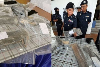 Mohamad Azhar menunjukkan bungkusan ikan sirip yu kering pada sidang akhbar di Pejabat Kastam Pelabuhan Utara, Klang pada Selasa.