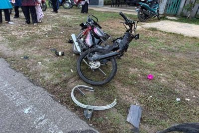 Motosikal yang dinaiki penunggang dan pembonceng yang maut dalam kemalangan di Jalan Padang Sanai. FOTO POLIS