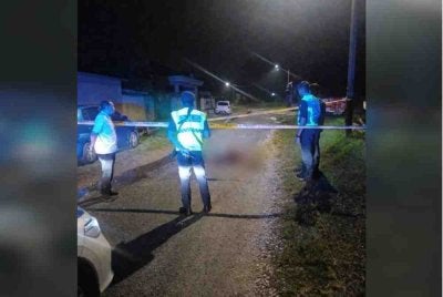 Anggota polis yang tiba di lokasi mendapati, mangsa terbaring di tengah jalan dengan kesan kecederaan parah dipercayai akibat ditetak menggunakan senjata tajam.