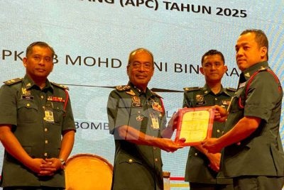 Ahmad Izram (dua dari kiri) menyampaikan anugerah APC kepada Ketua Balai Bomba dan Penyelamat Jeli, Penolong Kanan Penguasa Bomba Mohd Adni Ibrahim pada Majlis Perkhidmatan Cemerlang (APC) Tahun 2025 dan Sijil Perkhidmatan 30 Tahun JBPM Kelantan di Kota Bharu. - Foto Sinar Harian/Hazelen Liana Kamarudin