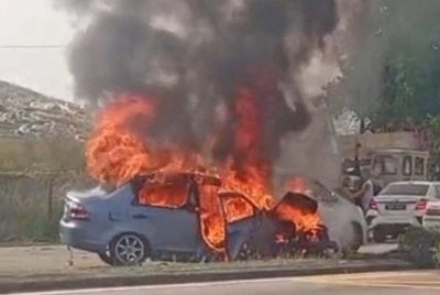 Proton Saga FLX terbakar dalam kemalangan babit lima kenderaan pada Selasa.