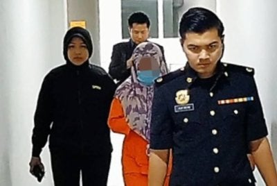 Seorang penjawat awam direman empat hari untuk membantu siasatan kes meminta dan menerima rasuah daripada sebuah syarikat pembekal peralatan ICT. Foto SPRM