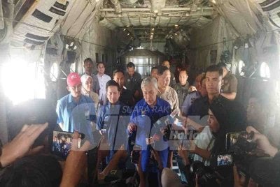 Ahmad Zahid meninjau proses penyediaan larutan garam untuk OPA di Pengkalan Udara TUDM, pada Selasa.