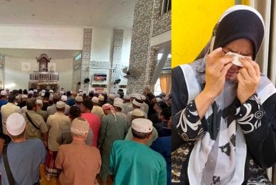Arabi tidak dapat menahan sebak apabila anak sendiri menjadi imam untuk solat jenazah bapanya di Kampung Mujur, Jelawat, Bachok pada Selasa. Foto Sinar Harian/Hazelen Liana Kamarudin 