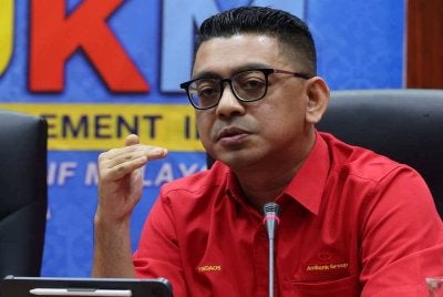 Ketua Ahli Ekonomi Ambank Group, Firdaos Rosli pada Program Bicara Persada bartajuk "Krisis Asia Barat, Implikasi Ekonomi Apa langkah Malaysia" di Bilik Senat, Bangunan Canselori, Universiti Kebangsaan Malaysia (UKM) hari ini. Foto Bernama 