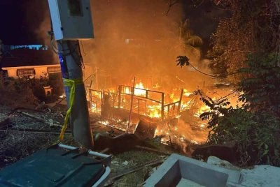 Kebakaran dipercayai berlaku kira-kira jam 9 malam ketika semua penghuni keluar pergi makan.