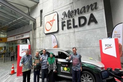Ahmad Shabery (kanan) bersama kenderaan milik Felda yang menggunakan B100 sekali gus membuktikan keupayaan bahan api berkenaan.
