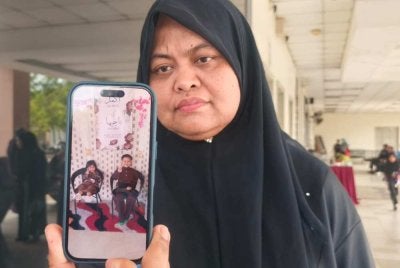 Noor Azura menunjukkan gambar kenangan dua anaknya ketika menyambut raya pada 5 Syawal lalu.