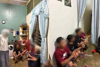 Serbuan di premis perniagaan dan kediaman dijadikan pusat jagaan warga emas di Muar berjaya menahan 27 warga asing.