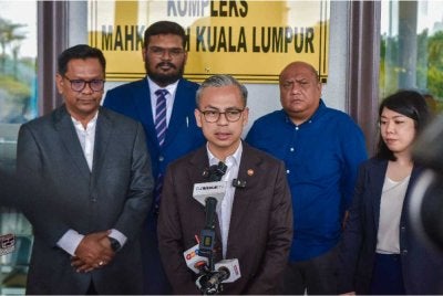 Fahmi ketika sidang media selepas prosiding kes saman fitnah di Kompleks Mahkamah Kuala Lumpur pada Selasa. 