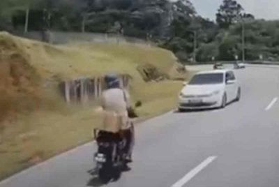 Polis sedang mengesan seorang lelaki yang tular menunggang motosikal melawan arus sebelum bergesel dengan sebuah kereta di kilometer 34 Lebuhraya Karak.