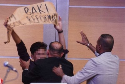 Antara insiden kekecohan dilakukan individu semasa Azam sedang berucap pada pembukaan Wacana Ilmiah Perdana di WTC, Kuala Lumpur pada Selasa. Foto Sinar Harian/Rosli Talib 