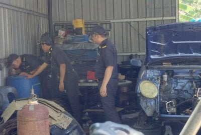 Penguat kuasa KPDN menyerbu sebuan stor sebelum menemui diesel disimpan dalam tong di kawasan Jalan Airport Kudat.