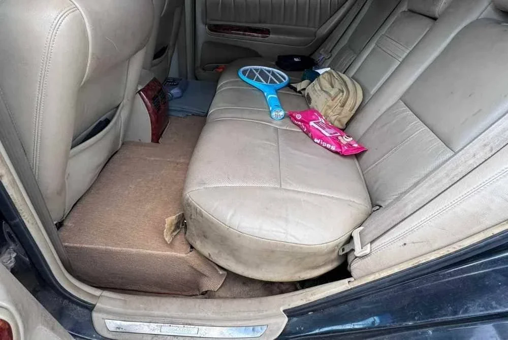 Kenderaan diubahsuai di bahagian tempat duduk belakang.