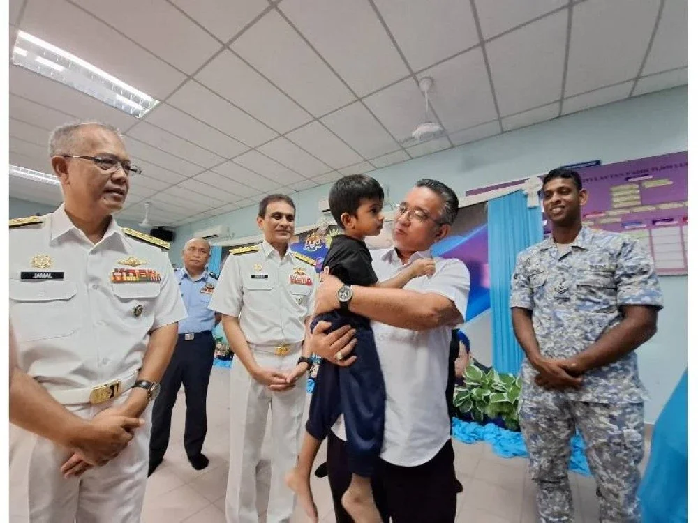 Timbalan Menteri Pertahanan, Adly Zahari menyantuni salah seorang peserta PPDK Lautan Kasih sempena Peluncuran Program IA-ATM PPDK Lautan Kasih di Pangkalan Tentera Laut Diraja Malaysia (TLDM) Lumut pada Selasa.