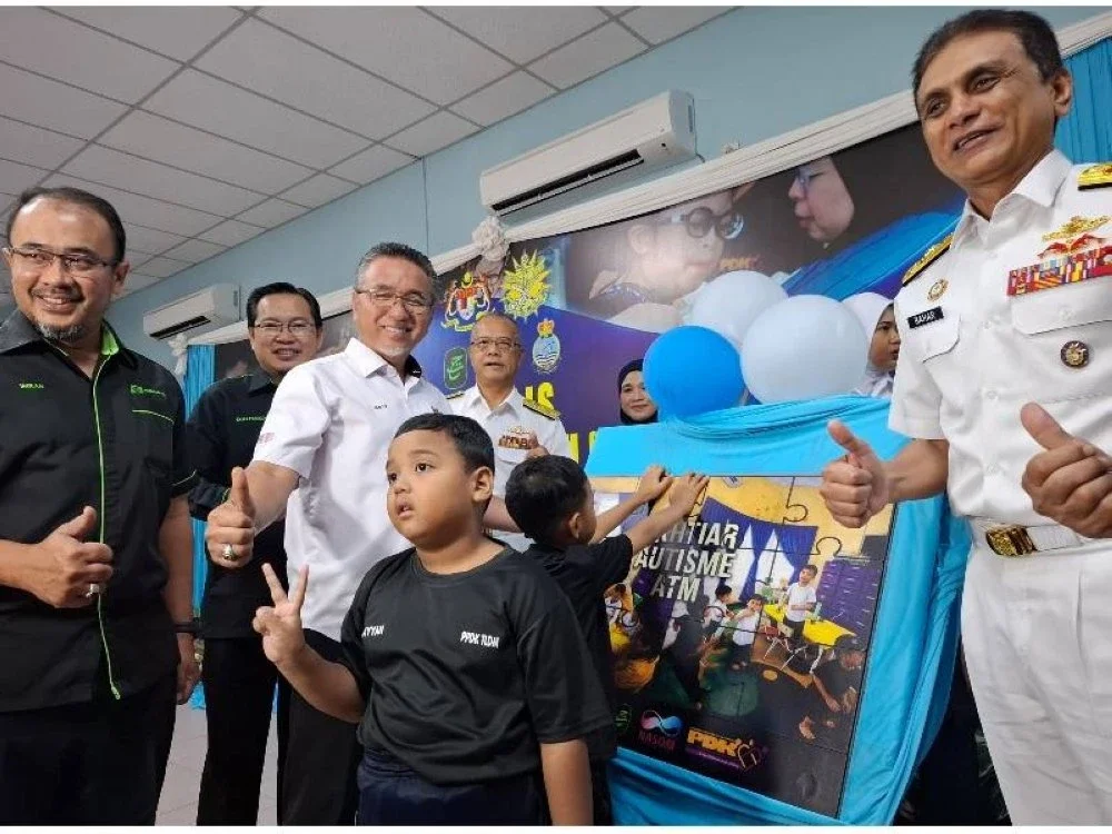 Adly (hadapan, dua dari kiri) menyempurnakan gimik perasmian Peluncuran Program IA-ATM PPDK Lautan Kasih di Pangkalan Tentera Laut Diraja Malaysia (TLDM) Lumut pada Selasa.