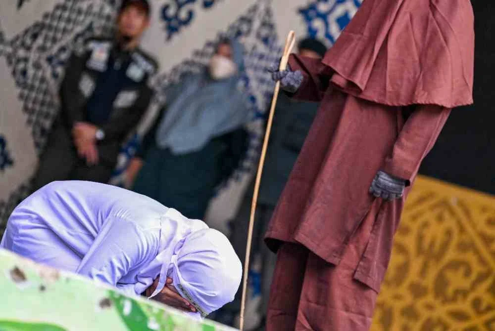 Pasangan disebat 100 kali kerana lakukan hubungan luar nikah Pasangan disebat 100 kali kerana lakukan hubungan luar nikah