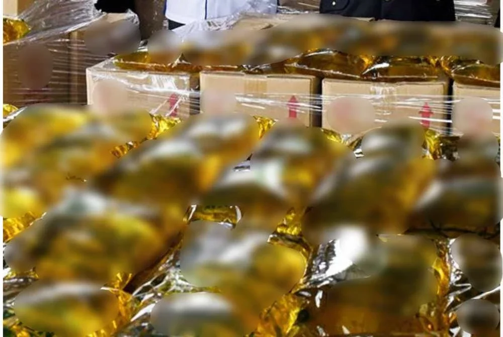 KPDN Kedah menyerbu sebuah premis kediaman yang didapati menyimpan 288kg minyak masak peket secara tidak sah di Kampung Sungai Limau pada Ahad lepas - Gambar hiasan