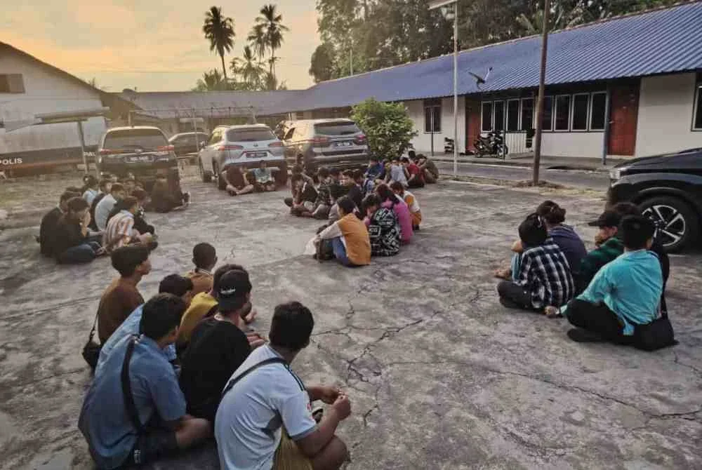 Cubaan menyeludup masuk 50 PATI warga Myanmar menggunakan tujuh kenderaan gagal apabila semuanya ditahan di Kampung Buloh Poh, Melor, Kota Bharu pada Rabu. Foto:PGA